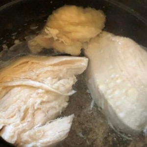 しっとり、やわらか◎ムネ肉の茹で鶏の作り方